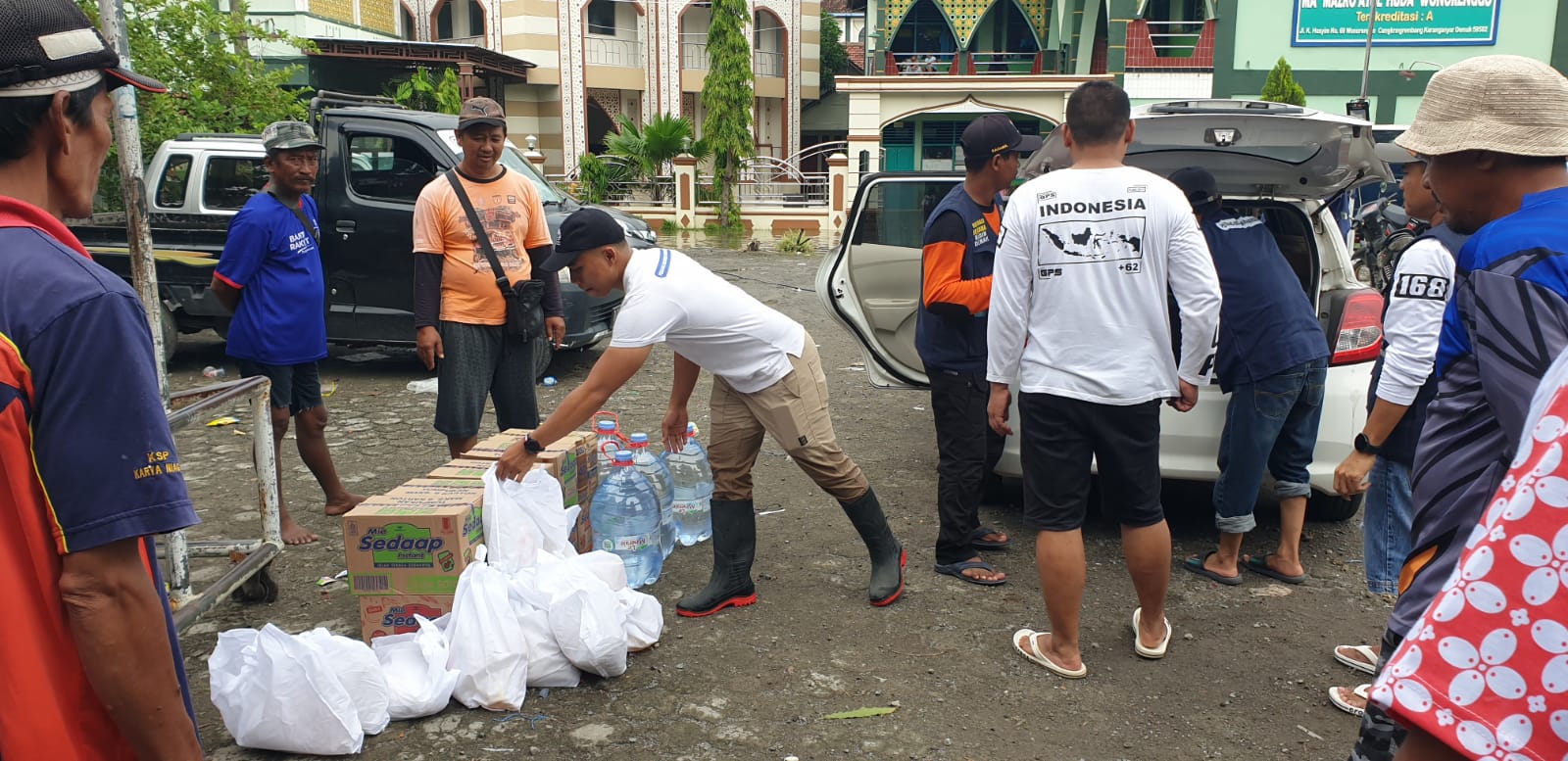 demak berbagi banjir karanganyar 3