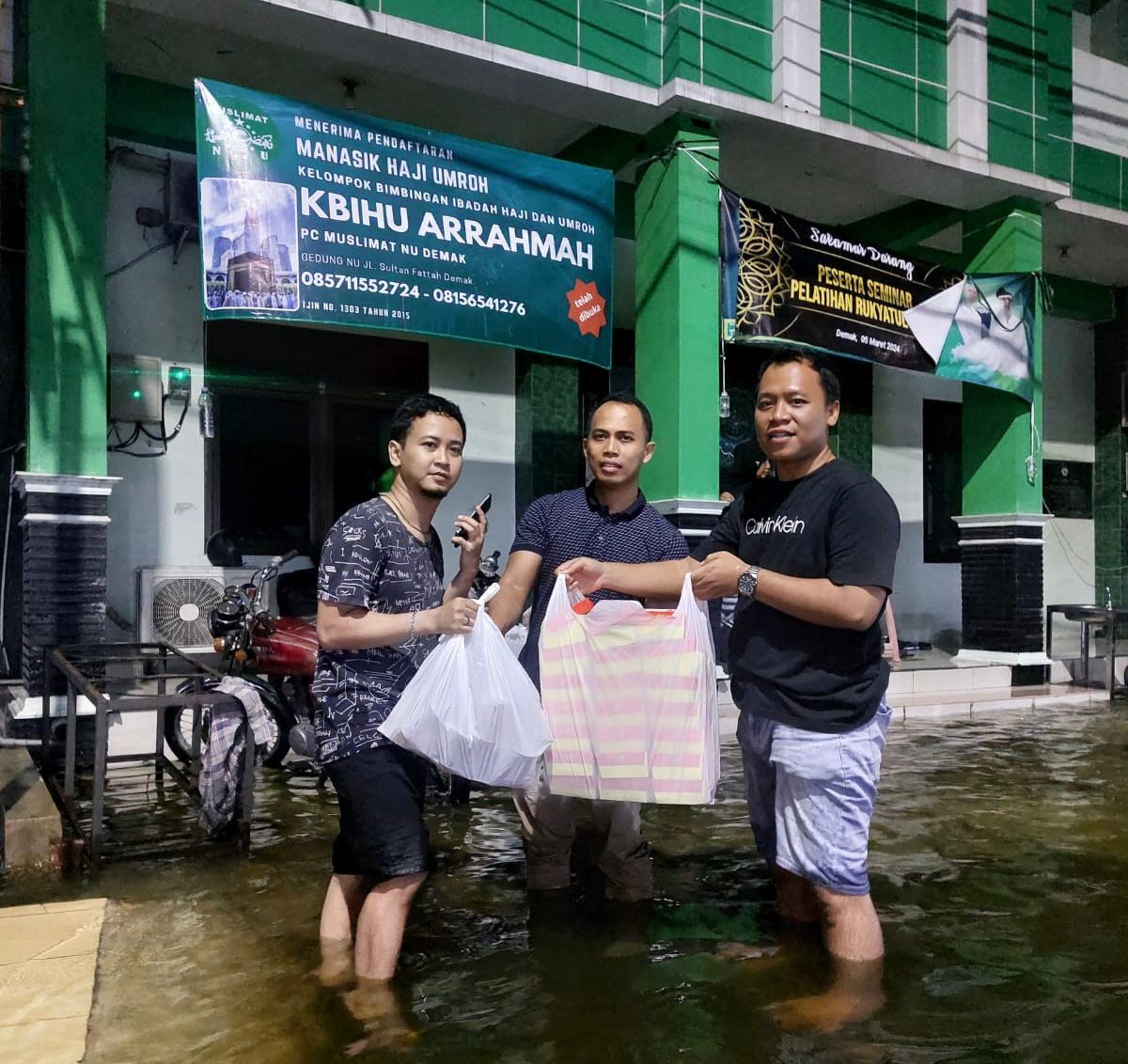 Kadin berbagi korban banjir demak 200 nasi dan minum untuk santri berbuka.